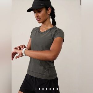 MOMENTUM SEAMLESS TEE